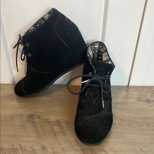 Toms | Women's Black Sued Lace Up Ankle Booties - 8.5